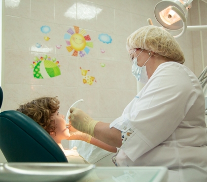 Стоматолог из Челябинска объяснила, почему лето — отличное время, чтобы проверить зубы ребёнка
