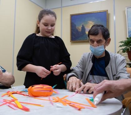 Звездочка всего отделения: пятиклассница из Челябинска регулярно приходит в больницу, чтобы лепить и рисовать с инвалидами и стариками