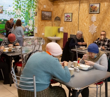 Пища для желудка, ума и сердца: фоторепортаж из Иоанновской столовой, которая кормит одиноких стариков