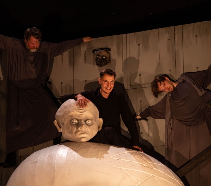 Человеческие головы и огромное яйцо на сцене: рассказываем, каким будет спектакль «Годунов» в театре кукол