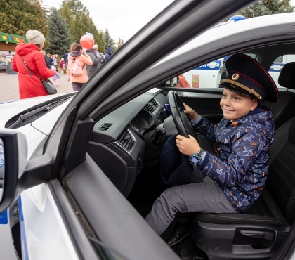 Дети хотят стать врачами и полицейскими: смотрим, как в Челябинске прошел 11-й парад первоклассников