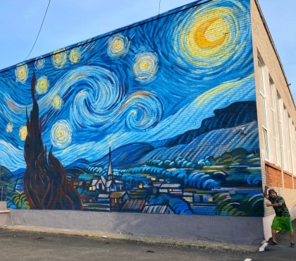 В Челябинской области на стене школы нарисовали репродукцию картины Ван Гога