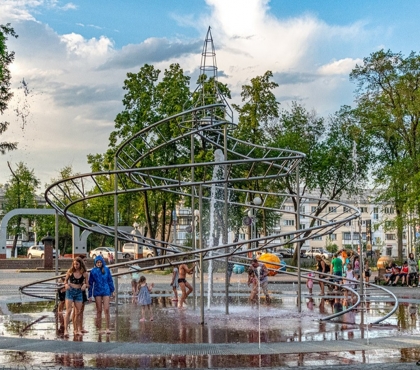 В челябинском парке заработал фонтан, в котором можно принять душ