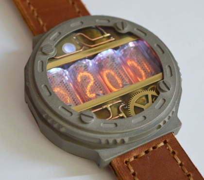 Наш ответ Apple Watch: челябинец собирает титановые часы на раритетных советских лампах