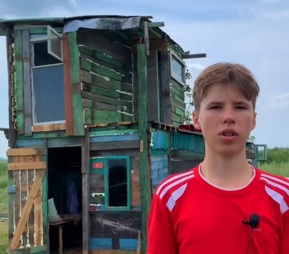 Подросток из Челябинска, построивший «домик школьника», возвел второй этаж под библиотеку