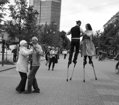 Любовь отрывает от земли: супружеская пара из Челябинска устроила свидание на ходулях