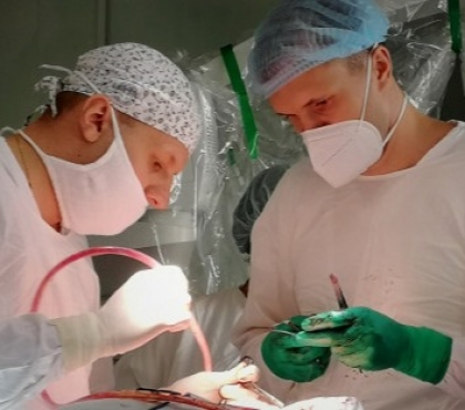 Врачи челябинского центра онкологии и ядерной медицины удалили с языка пациента опухоль размером с яблоко