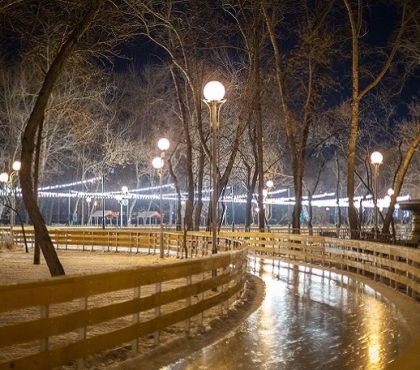 Точите коньки: в парке Терешковой в Челябинске начали монтировать искусственный открытый каток