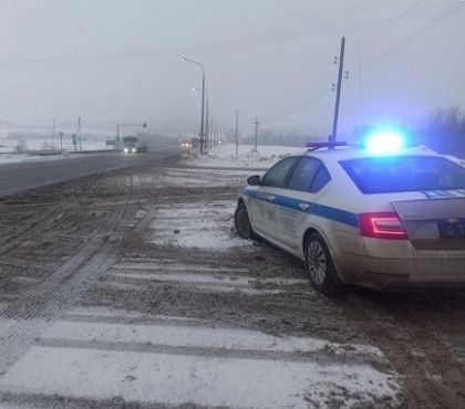 На трассе в Челябинской области спасли замерзающего дальнобойщика