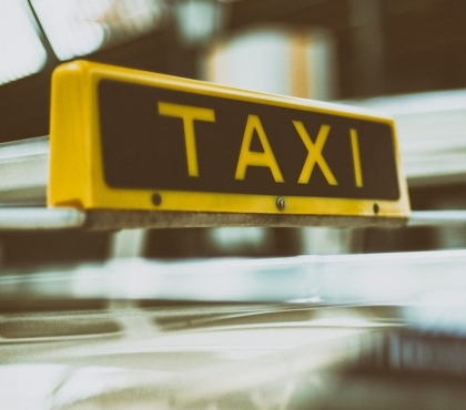 Таксист из Челябинска стал бесплатно возить пассажиров, если они соглашаются спеть в караоке