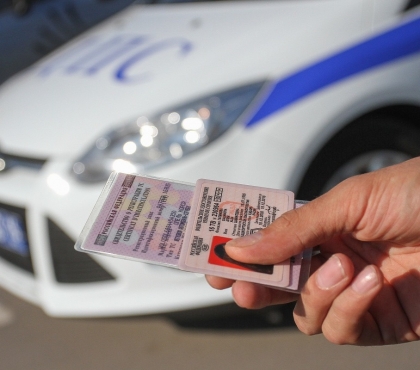 Южноуральских водителей призывают менять права с истекшим сроком действия при помощи «Госуслуг»