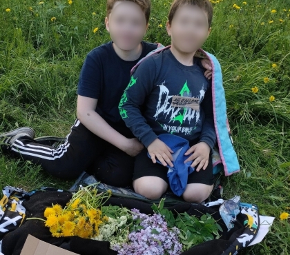 В Челябинске мальчишки продают букеты сирени и одуванчиков, чтобы накопить на футбольный мяч