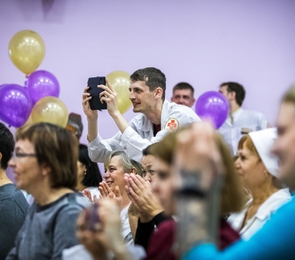 Танцы с бубном и анекдоты: как в Челябинске отметили День рождения областной больницы
