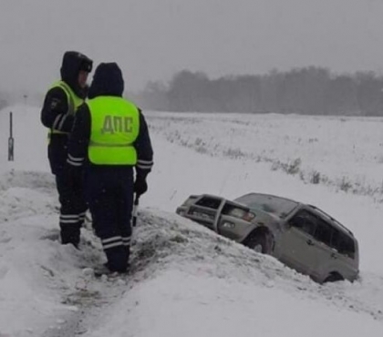 Челябинские полицейские помогли пожилой паре вытащить из сугроба машину