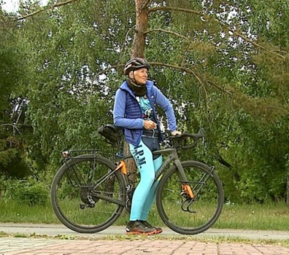 В Челябинск прибыла 69-летняя итальянка, которая едет на велосипеде от Москвы до Владивостока