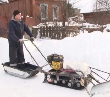 Изобретатель из Златоуста чистит снег на улице на самодельном мини-тракторе