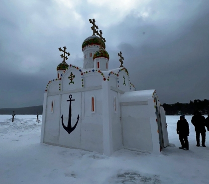 В Челябинской области построили снежную часовню на льду озера Тургояк