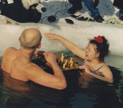 Ледяная вода освежает мысли: жительница Челябинска каждую зиму окунается в прорубь, чтобы сыграть в шахматы