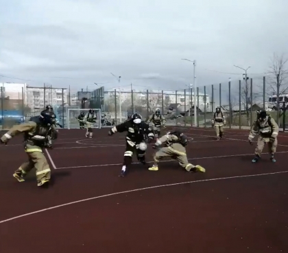 Это называется фаербол: в Челябинской области пожарные сыграли в футбол в полной экипировке