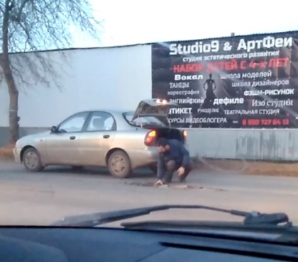 В Копейске неизвестный мужчина чинит дорожные ямы