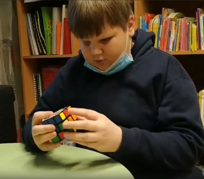 Незрячий четвероклассник из Челябинска научился собирать кубик Рубика всего за 2 минуты
