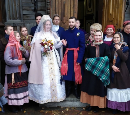 Челябинские фольклористы устроили сказочную свадьбу в старорусском стиле