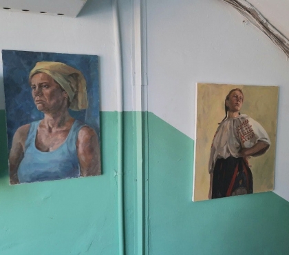 «Третьяковка» в хрущевке: художница из Челябинска вывесила свои картины в подъезд, чтобы усовестить вандалов