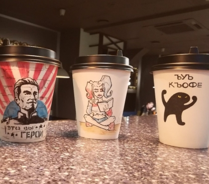 Бариста из Челябинска рисует для клиентов героев комиксов и мемы на кофейных стаканчиках