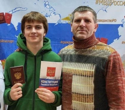В Челябинской области вручили первый паспорт подростку-переселенцу с Донбасса