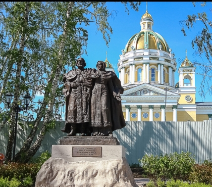 В сквере Христорождественского собора Челябинска открыли памятник Петру и Февронии