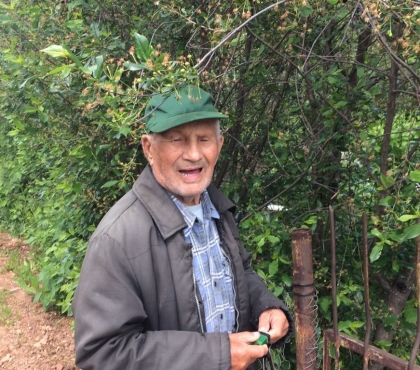 100-летний ветеран трех войн ежедневно выпалывает сорняки в чужом саду 