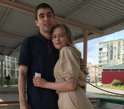 Участник СВО пришел на побывку и сделал предложение любимой девушке прямо в челябинском аэропорту
