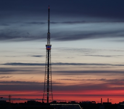 Огромный светящийся шприц в центре Челябинска: городская телебашня будет ежедневно отображать уровень вакцинации на Южном Урале