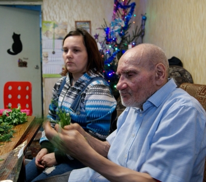 Челябинский завод поможет бездомному дедушке, которого приютила семья с двумя детьми под Новый год