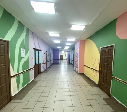 В Челябинске художники расписали коридоры школы для слабовидящих детей