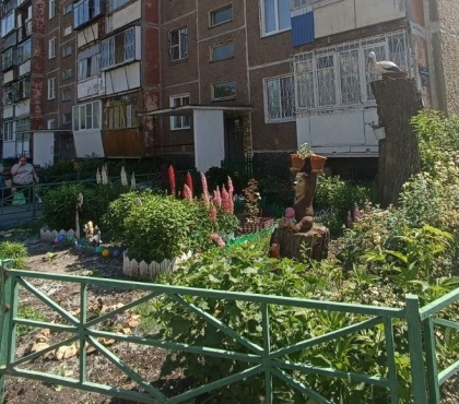 Рассказываем, как пенсионеры из Челябинска превратили палисадник хрущевки в ботанический сад