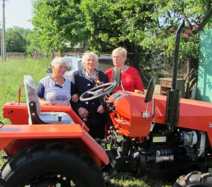 Путин подарил пенсионерке трактор, собранный на Южном Урале