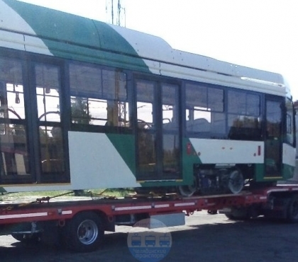 В наших депо прибыло: в Челябинск привезли еще два новых трамвая