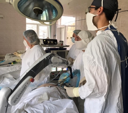 В Челябинске впервые провели операцию, на которой хирургам-онкологам ассистировал робот