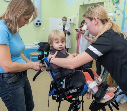 Челябинских реабилитологов научили работать с костюмом, который помогает больным детям правильно сидеть и стоять