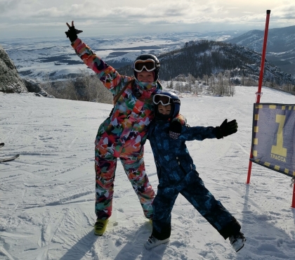 Слабовидящие брат с сестрой из Миасса освоили горные лыжи и готовятся к спартакиаде