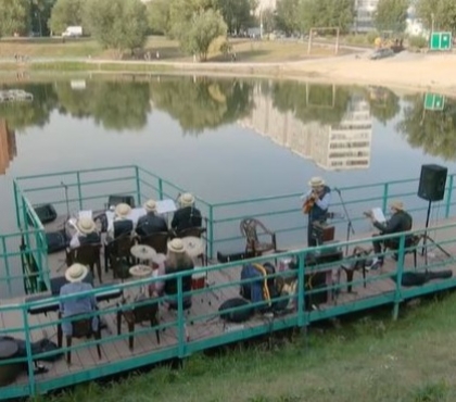 Дали джазу: челябинцы сняли на видео концерт на берегу пруда «Девичьи слезы»
