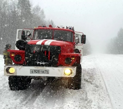 Челябинские спасатели вызволили из снежных заносов 50 автомобилей