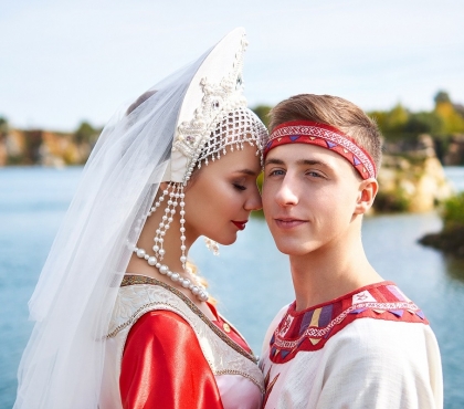Нам кричали не «горько», а «горка»: челябинская пара устроила свадьбу в древнерусском стиле