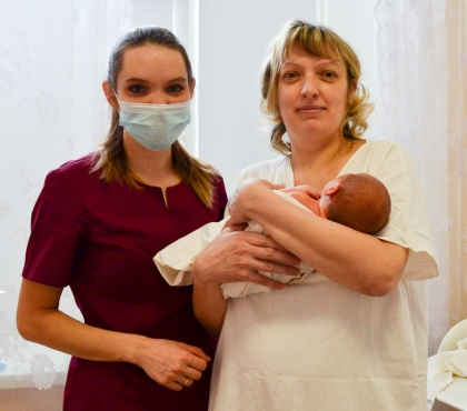 В роддомах Челябинска молодых мам научат грудному вскармливанию