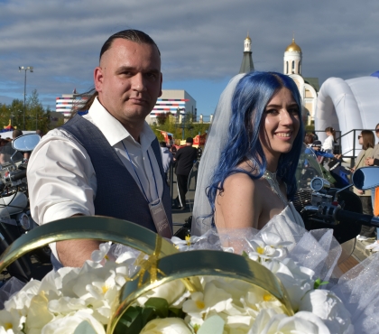 Невеста в подвенечной косухе и белом платье: байкеры из Карабаша сыграли свадьбу на закрытии мотосезона