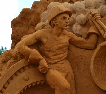 Шедевры почти готовы: десяток скульптур из песка, которые ваяют в центре Челябинска