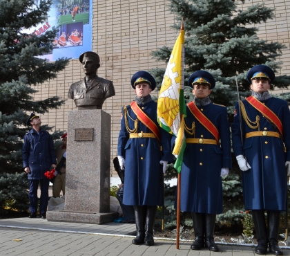 «Жаль, что мама не дожила»: в Челябинск на открытие памятника Сергею Молодову приехали сестра и племянница героя