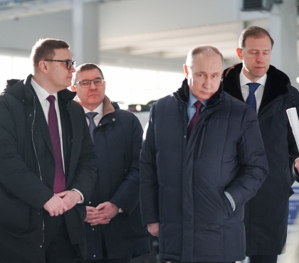 Завод роботов и встреча с рабочими: Путин начал работу в Челябинске с посещения промышленных предприятий
