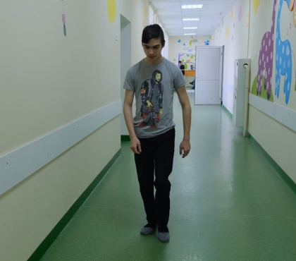Теперь может даже бегать: в Челябинске врачи провели уникальную операцию подростку с ДЦП